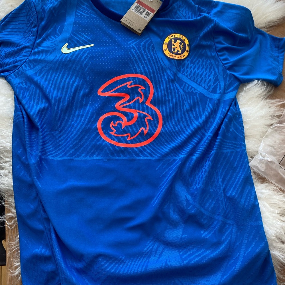 Brand new with Tags Nike Chelsea knit men’s soccer jersey in SZ L!!